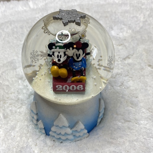 2006 Minnie Mickey Mouse Snowglobe Snow Globe Water Globe Disney Collectible - Picture 3 of 8